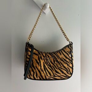 MK Jet Set Charm Small Pebbled pochette